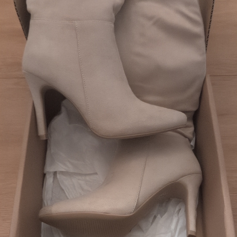 Elegant Beige Rouched Boots - Picture 2 of 3